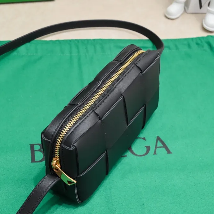 Batch 1120 Lazy and casual is the ultimate meaning of relaxation. Brick cassette has a unique quiet power, which is fashionable without losing aura🧩Classic weaving and neutral style can create a casual and high-end texture. The shoulder strap is adjustable and can be worn on one shoulder or under the armpit, and can be worn as a crossbody at will. Although it is a small size, it can actually hold a lot of belongings, and it is also very light~ This travertine green version of mine feels like it has given spring new vitality🍃 I will grab the versatile item first! Style number: 6816# Size: 18*9*3.5cm